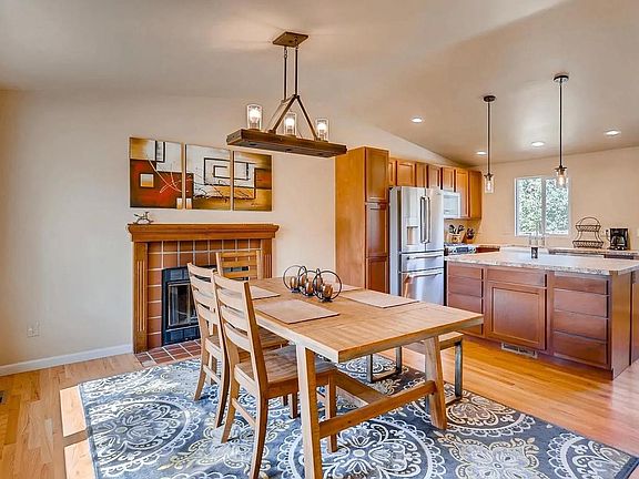 4th image of 283 Dahlia Dr