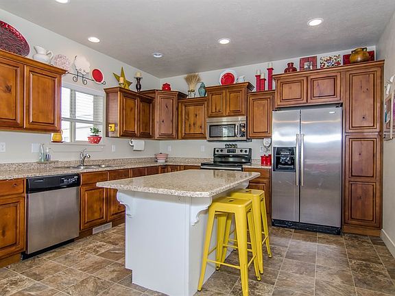 3rd image of 2947 S Fox Pointe Dr