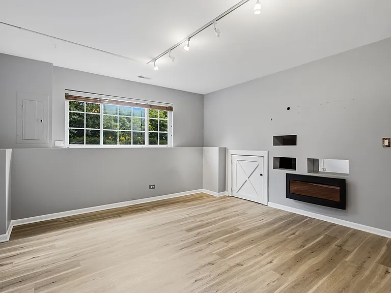 3339 Cameron Dr — Photo 2