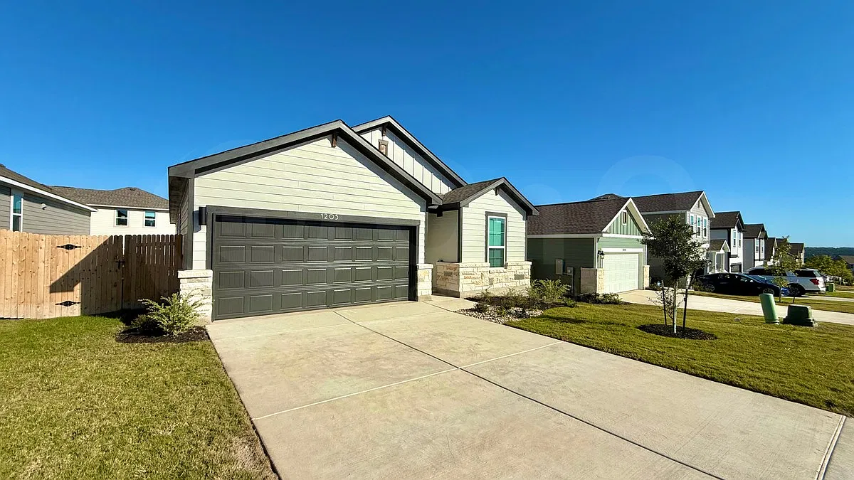 4 bed, 2.0 bath, 1853 sqft, $2,450 — Photo 3