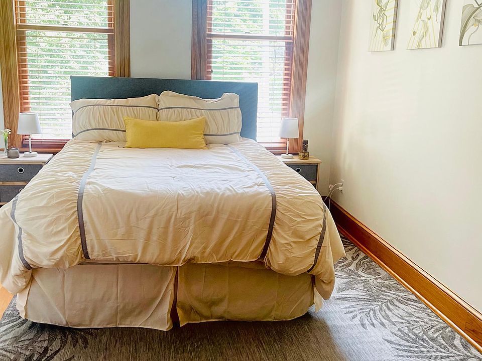 First bedroom (Queen bed and closet)