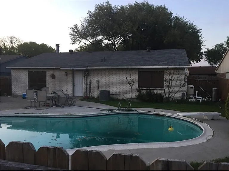 5228 Runyon Dr — Photo 2
