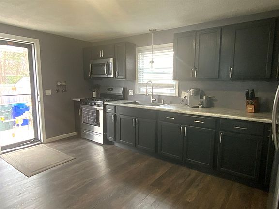 3rd image of 86 Peekskill Ave