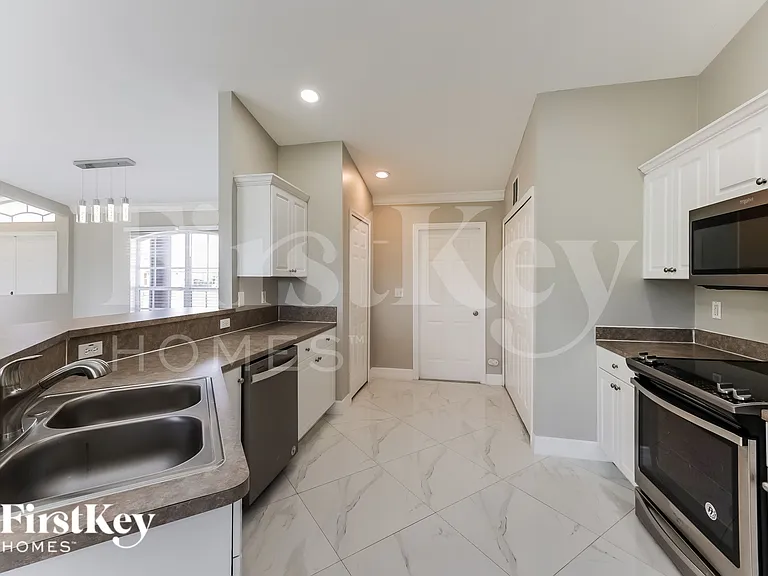 530 NE 15th Ter — Photo 6