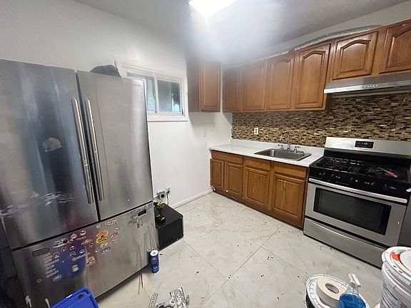 4th image of 2547 Hone Ave