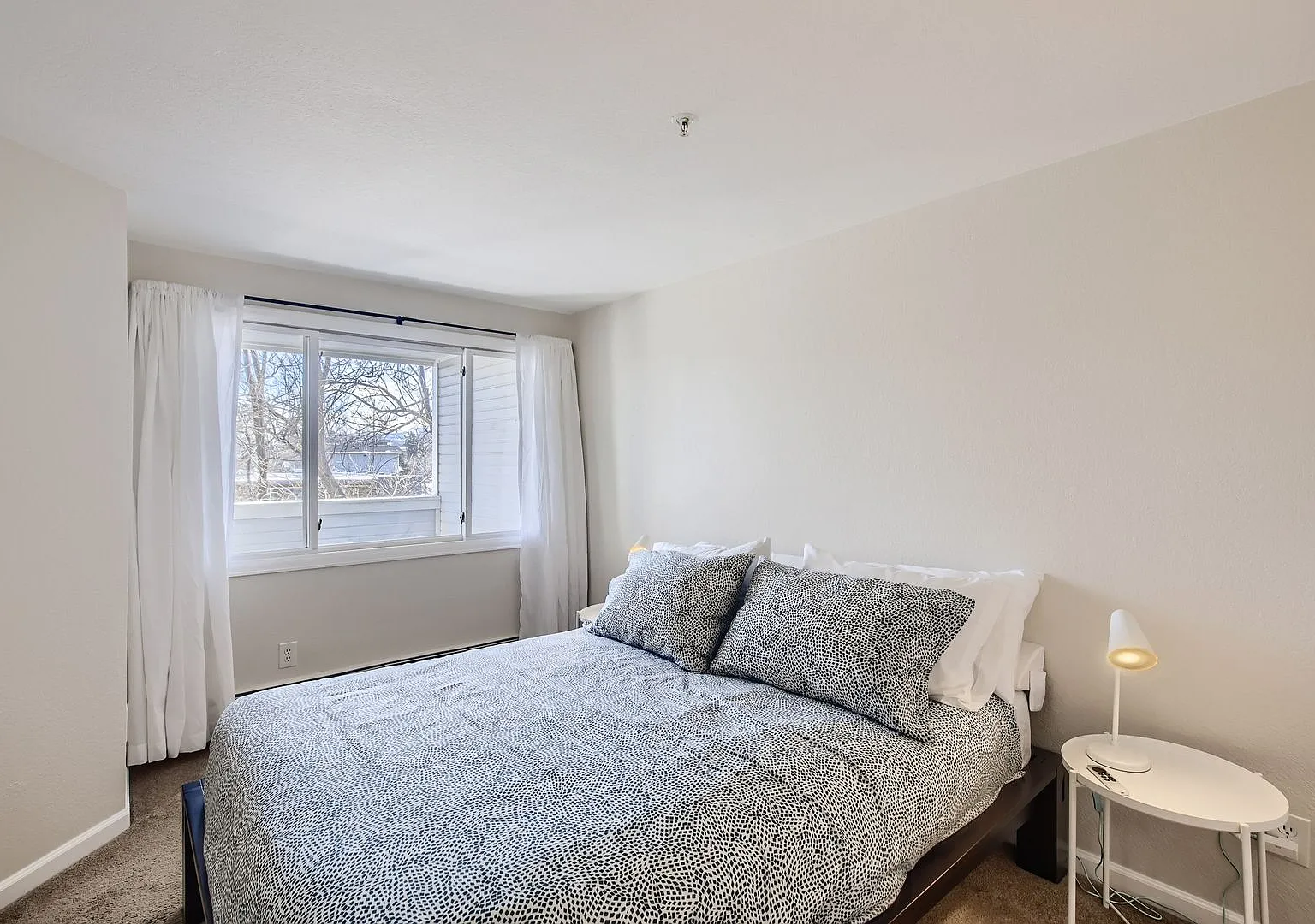 Lovely Pearl St. Condo 1 BDR/1 BA Downtown Boulder — Photo 1