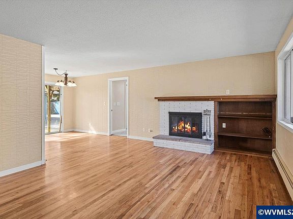 4th image of 560 NW Hemlock Ave