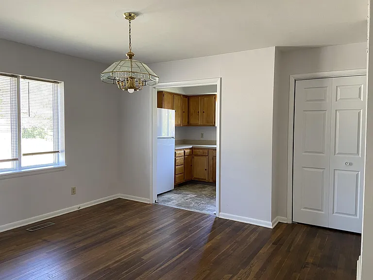 527 N Walnut St — Photo 5