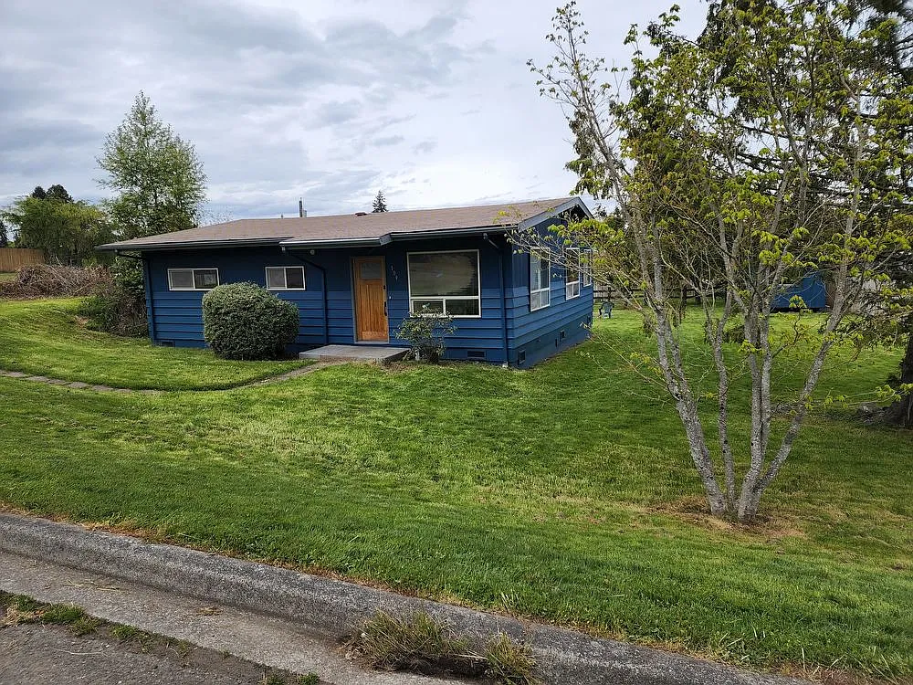 109 W Hancock Ave photo 1