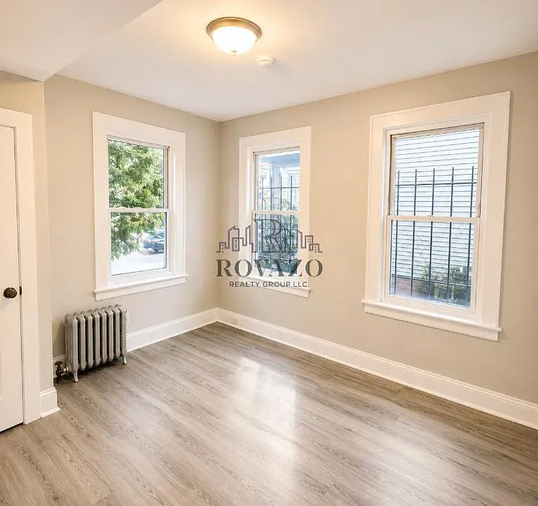 4 bed, 900 sqft, $2,550 — Photo 4