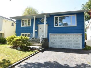 9 Boat Ln, Port Washington, NY 11050