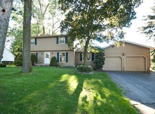 39 Slater Creek Dr, Rochester, NY 14616
