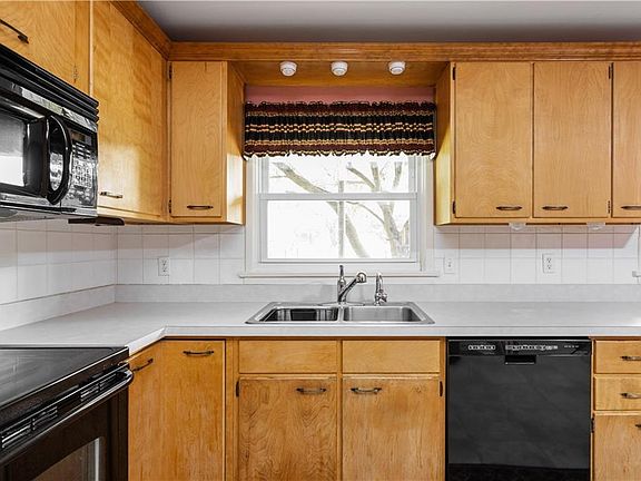 4th image of 7998 Meadowbrook Dr