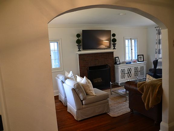 3rd image of 2092 Wellesley Ave