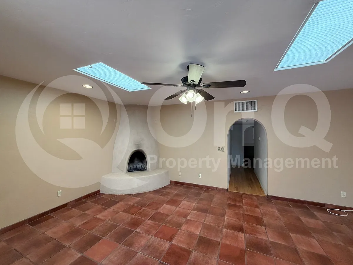 4 bed, 2.5 bath, 2306 sqft, $2,299 — Photo 3