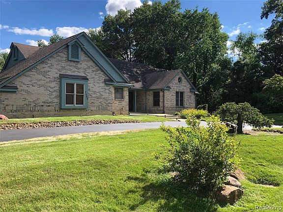 3rd image of 7325 Deerhill Dr