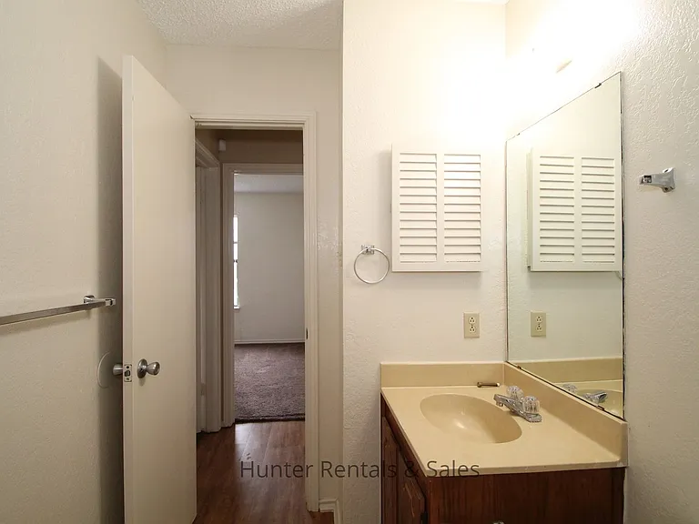 1100 Goodhue Dr — Photo 8