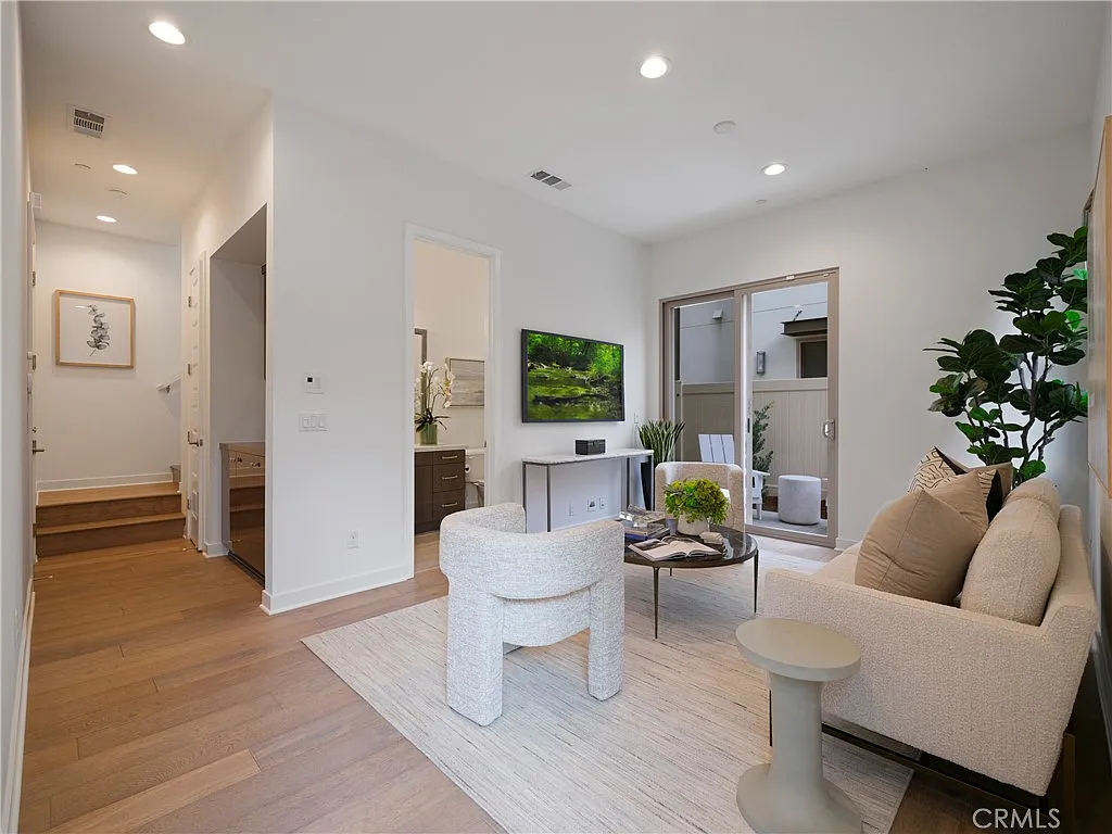 3 bed, 3.5 bath, 2229 sqft, $9,000 — Photo 3