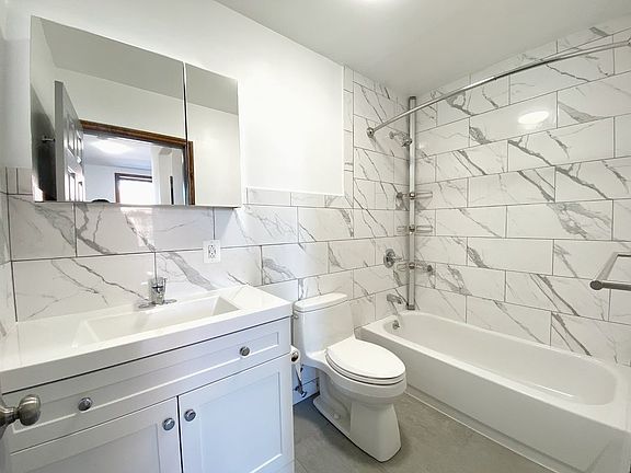 4th image of 702 Washington Ave APT 3F