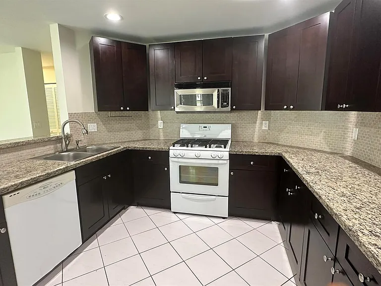 13389 NW 7th St — Photo 3