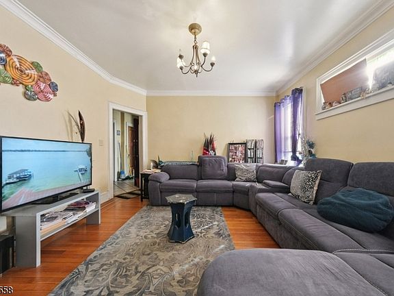 5th image of 611-613 Jefferson Ave