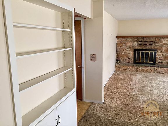 4th image of 324 N Western Dr