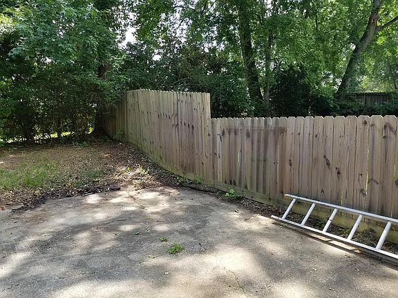 Parking/fence in backyard