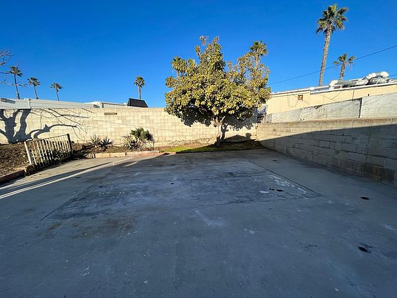 5th image of 619 1/2 E Manor Dr