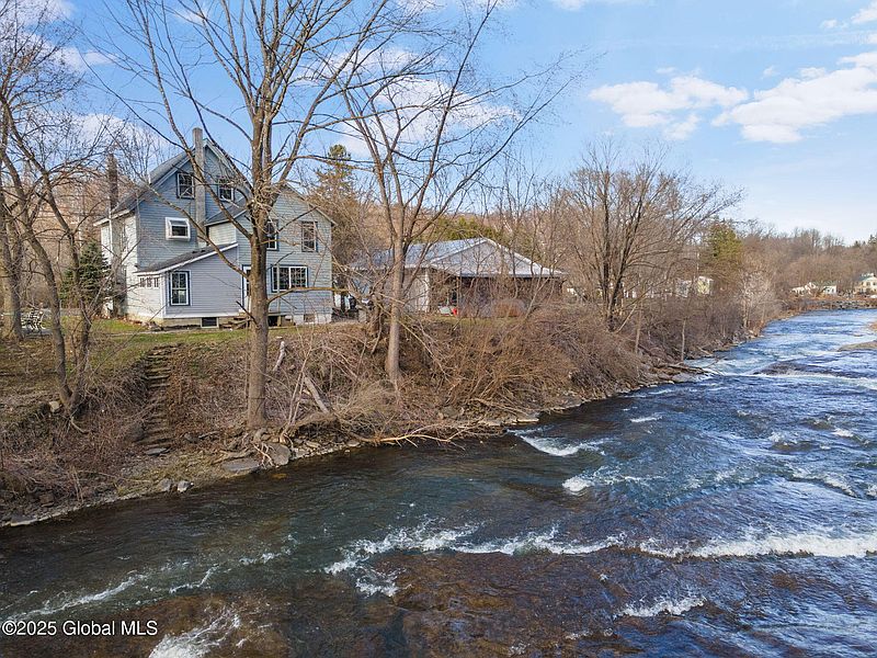 3rd image of 642 Barnerville Road