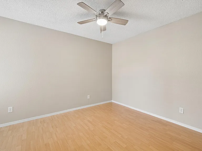 2118 S Pine St — Photo 12