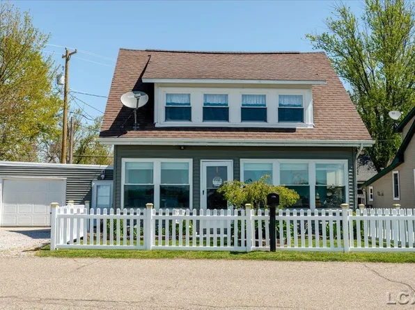 1398 Lake Shore Dr, Brooklyn, MI 49230