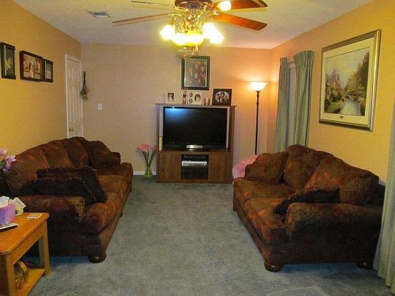 3rd image of 2118 Crestwood Dr