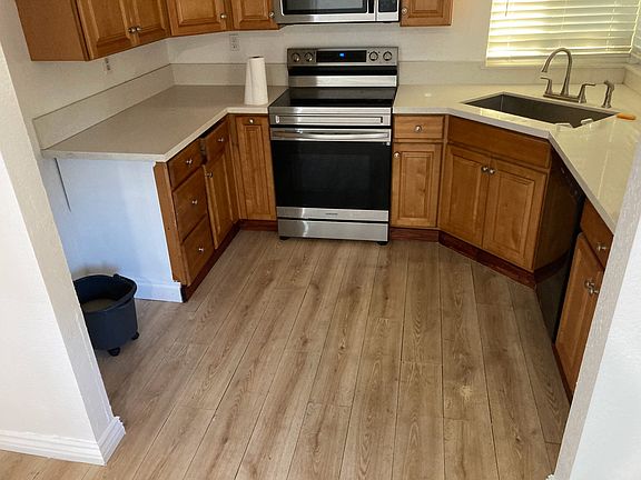 Kitchen, without the refrigerator