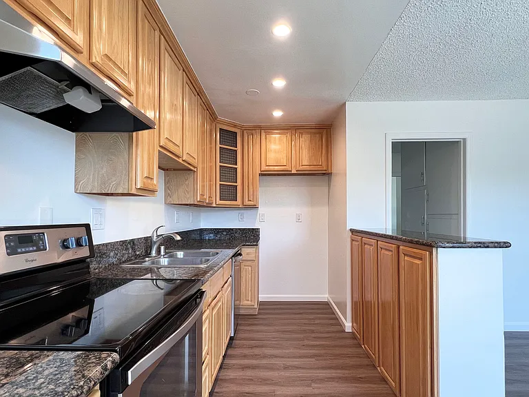 Orange Plaza Villa Apartments — Photo 19