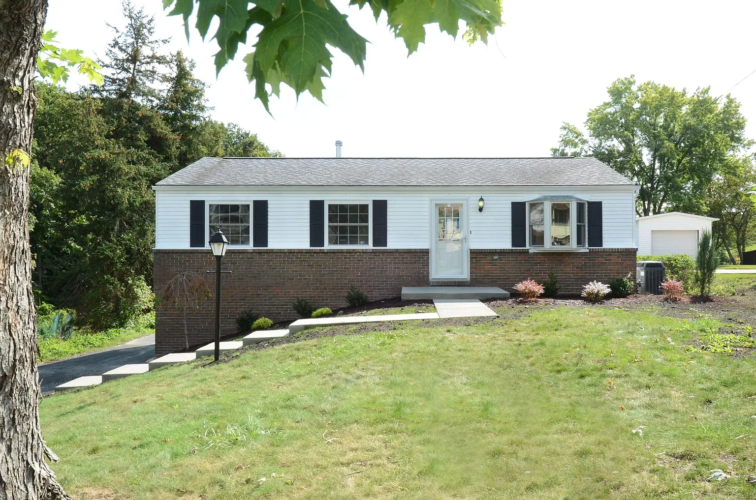 117 Warwick Dr photo 1