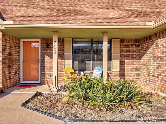 2nd image of 3024 NE Lancaster Ln
