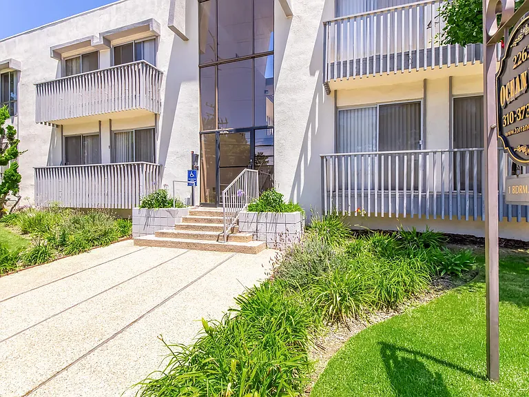 Ocean West Apartments — Photo 12