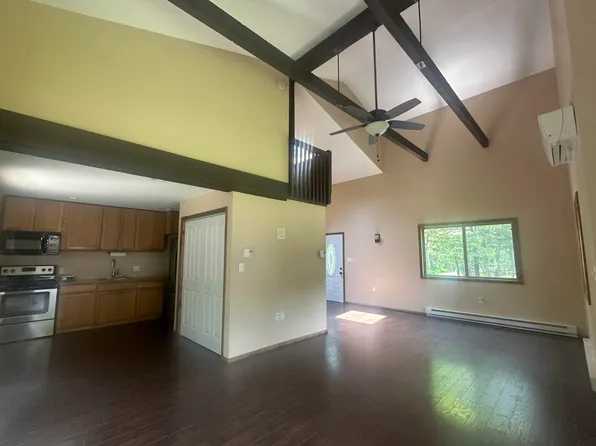 2215 Delaware Ct E, Bushkill, PA 18324