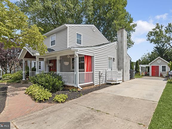 5th image of 309 Bond Ave