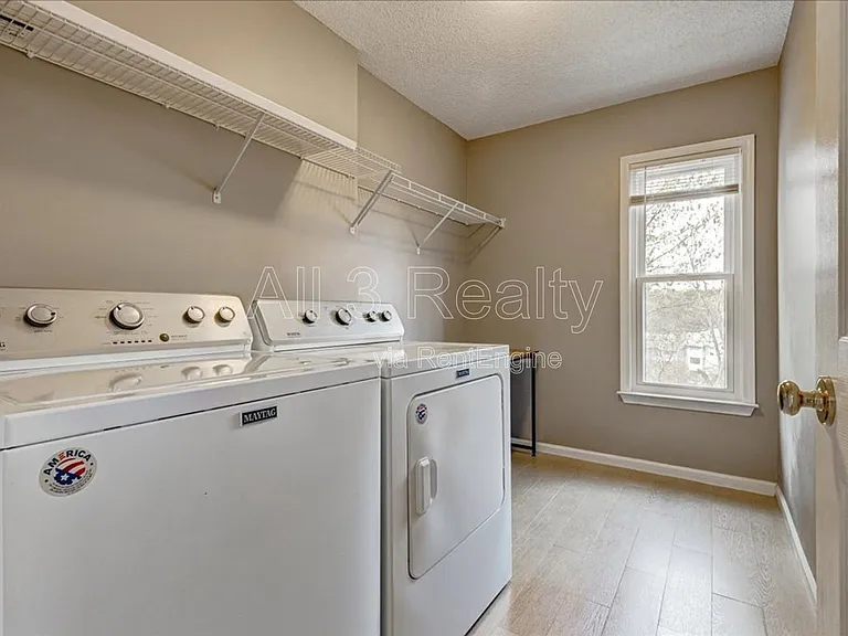 2540 Alvecot Cir — Photo 37