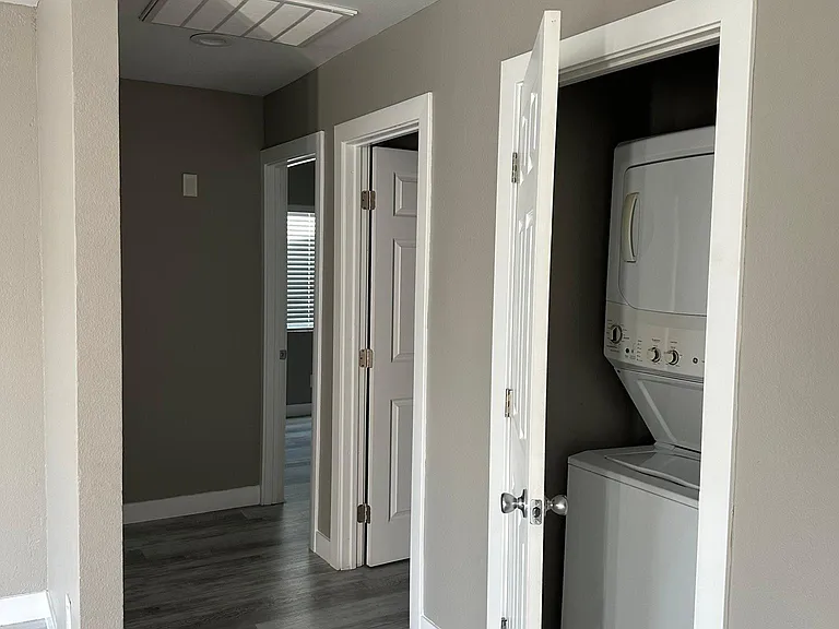 HALLWAY TOWARDS BEDROOMS / BATHROOM