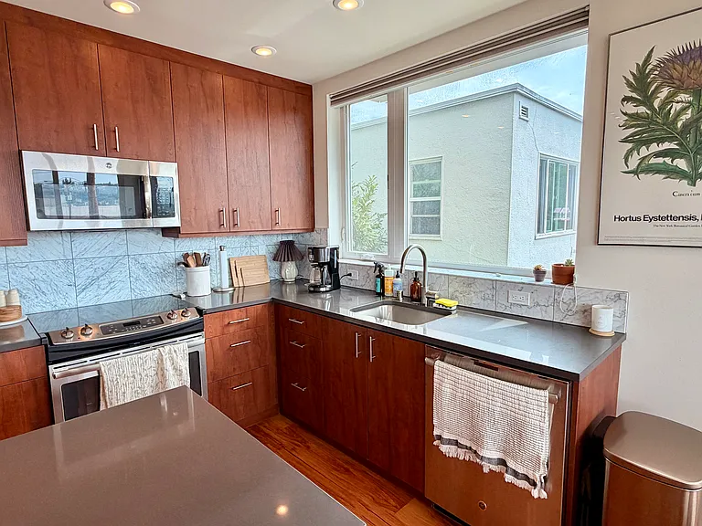 2351 Franklin Ave E #202 — Photo 6