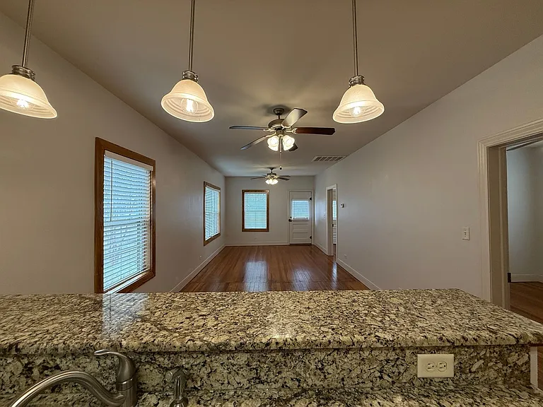 257 E Garza St — Photo 5