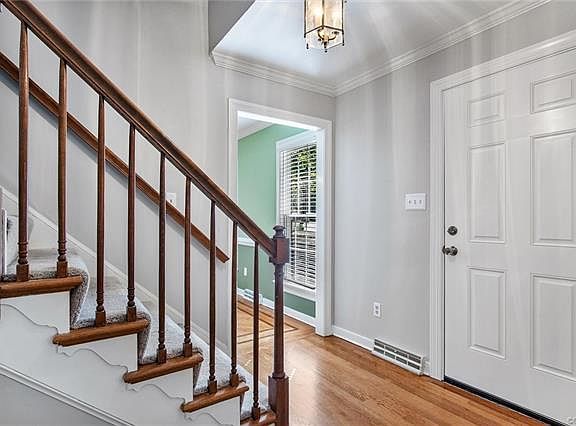 5th image of 4131 Round Hill Dr