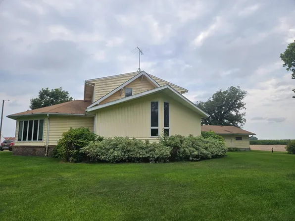 1890 T Rd, Central City, NE 68826