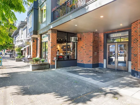 1909 10th Avenue W #201, Seattle, WA 98119