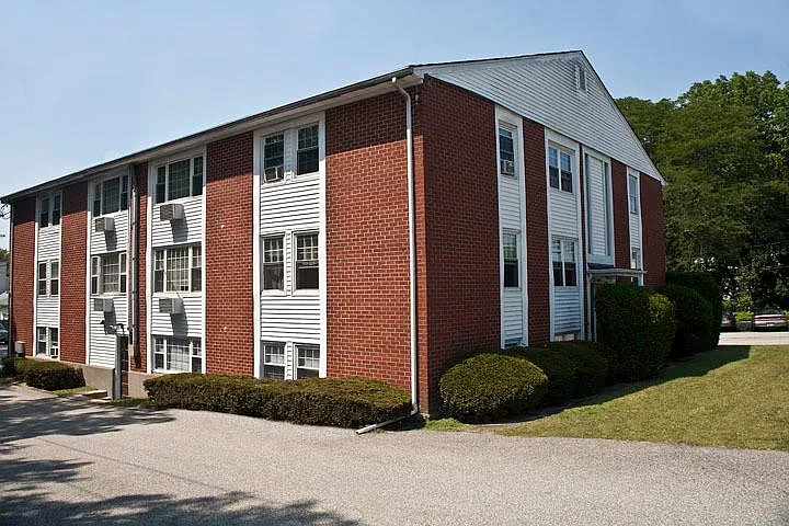 Evergreen Apartments — Photo 11
