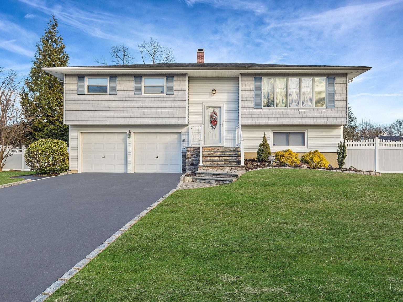 ・-m29-27-2 中古エクスレア9枚 9 Kennedy Road, Port Jefferson Station, NY 11776 | Zillow