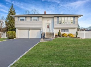 9 Kennedy Rd, Port Jefferson Station, NY 11776