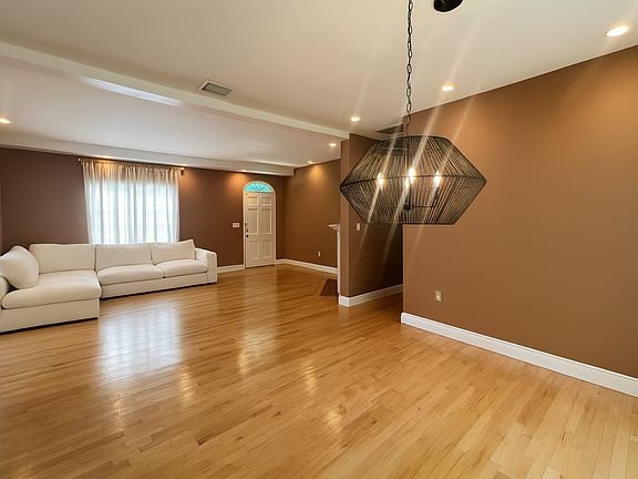 3rd image of 1301 Galiano St
